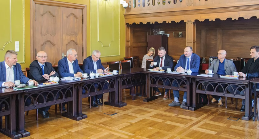 Jak poświadczyć coś, o czym nie ma się zielonego pojęcia? Na to pytanie muszą odpowiedzieć sobie burmistrzowie i wójtowie