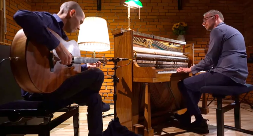 Refleksyjnie i nastrojowo. Koncert online Piotra Krępecia i Krisa Górskiego