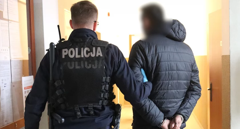 Z okna krzyczała o pomoc. Wołanie usłyszeli przechodnie