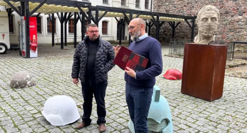 W dwùch placach