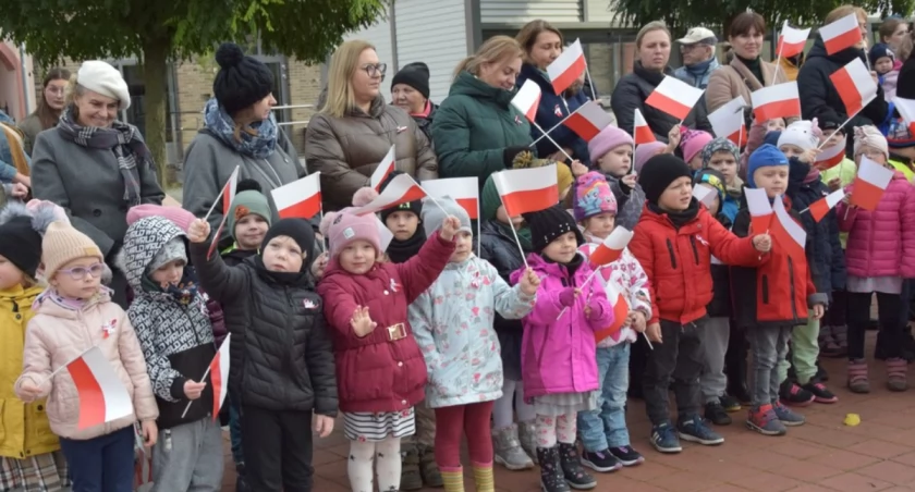 Na bytowskim rynku przedszkolaki odśpiewały hymn Polski