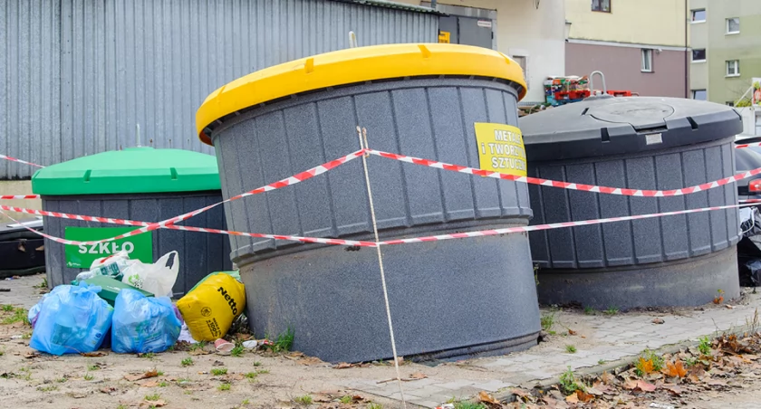 Wyskoczyły z ziemi jak bombki. Problem z półpodziemnymi śmietnikami w Bytowie