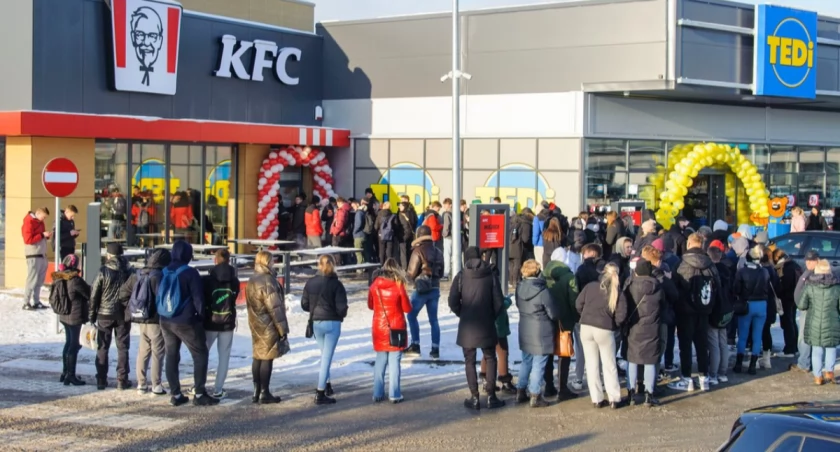 Tłumy na otwarciu centrum handlowego w Bytowie. Kolejka przed KFC
