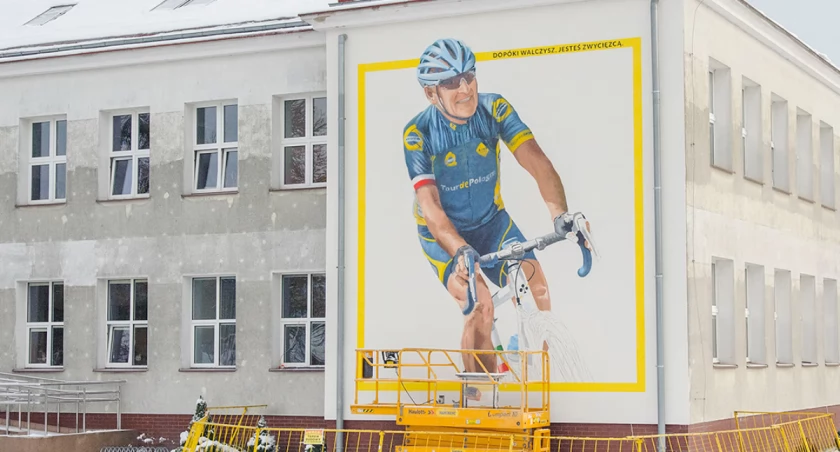 Na ścianie szkoły w Kołczygłowach powstaje mural. Przedstawia Czesława Langa