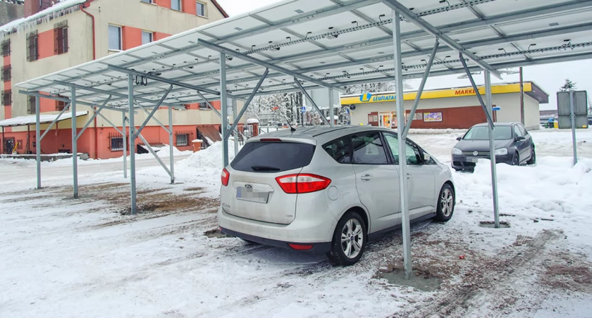 Na parkingu przed Urzędem Gminy w Czarnej Dąbrówce stanęły panele fotowoltaiczne