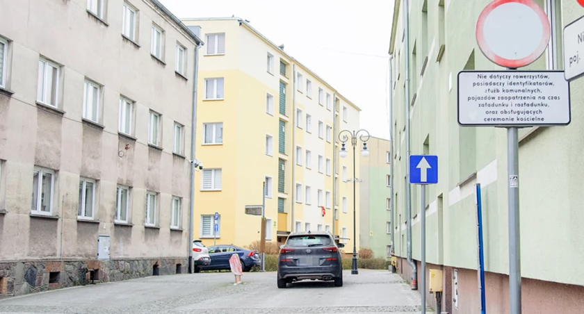 Pomimo zakazu wjeżdżają, parkują i to pod okiem kamer. Policjanci ostrzegają