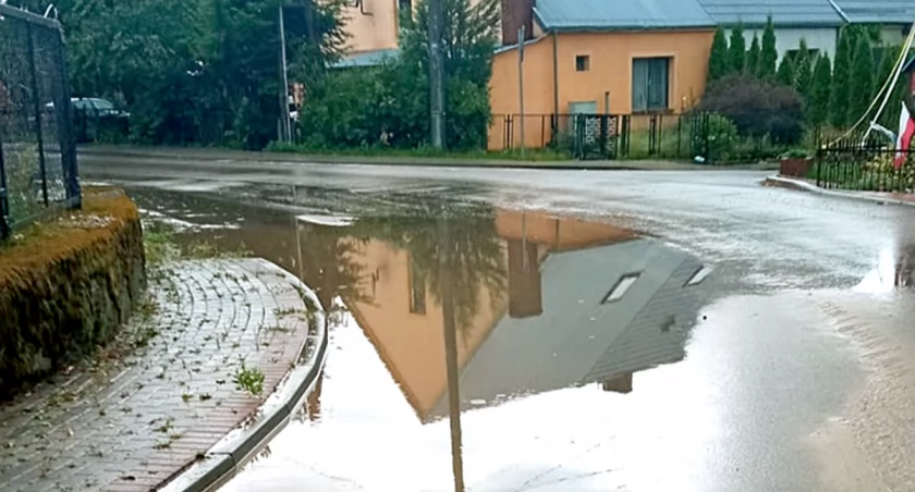 Nowy asfalt cieszy mieszkańców Osiek. Jednak co zrobić ze zbierającą się wodą?