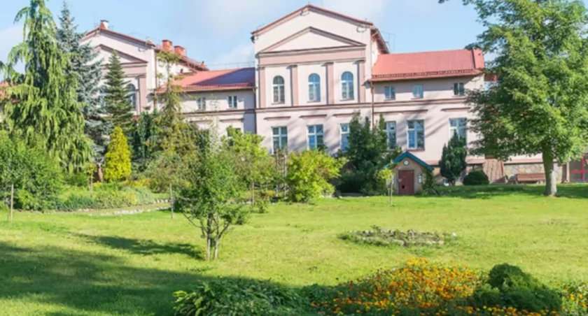 W XIX-wiecznym pałacu zamontują windę
