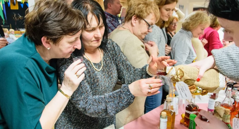 Zaskakiwali kompozycją i… nazwami. Konkurs Nalewek, Win i Piwa Domowego w Tuchomiu