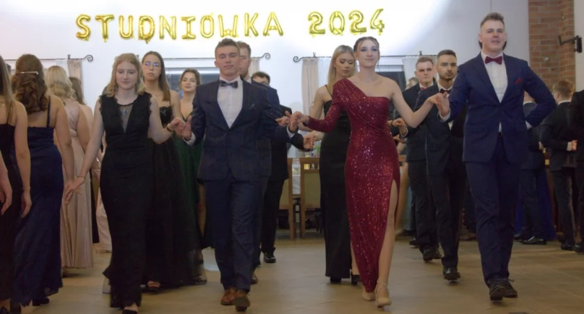 Studniówka 2024. Maturzyści z Zespołu Szkół Ponadpodstawowych zatańczyli poloneza