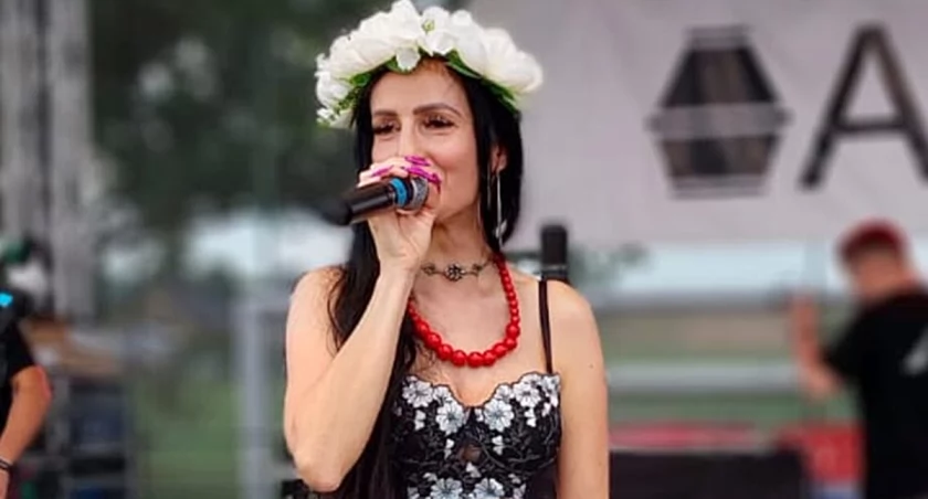 Uczy śpiewu i choreografii, prowadzi chór. „Praca dodaje mi energii” - mówi Julita Durawa