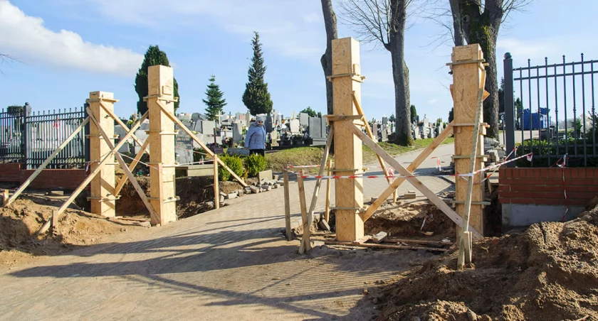 To jedyna zachowana stara brama cmentarza. Jej odtwarzaniem zajęła się firma RENO-BUD