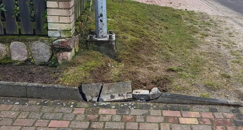 Uszkodził lampę i odjechał. Ruszyło go jednak sumienie