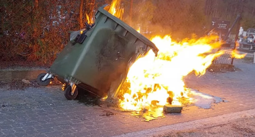 „Zwracajcie uwagę na to, co wrzucacie do kontenerów” - apeluje proboszcz