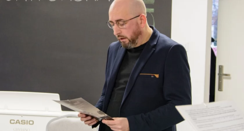 Biblioteka w Tuchomiu zaprasza na spotkanie z poetą Jarosławem Juchniewiczem