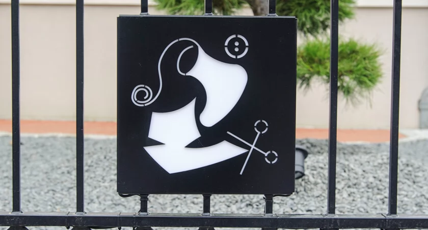 Na ogrodzeniu cechu pojawiły się symbole najważniejszych zawodów