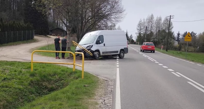 Peugeotem wjechał prosto w barierkę. Auto nie nadawało się do dalszej jazdy