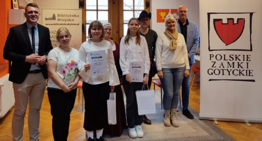 Nadia Banasiak i Milena Kropidłowska najlepsze w konkursie wiedzy o zamkach gotyckich