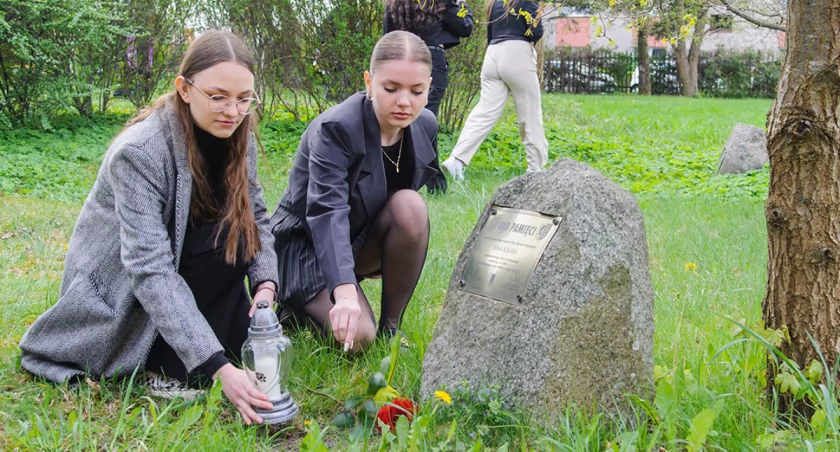 Uczniowie bytowskiego ogólniaka upamiętnili ofiary zbrodni katyńskiej