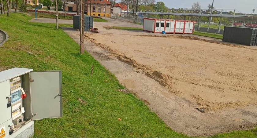 Bałagan po lodowisku na stadionie