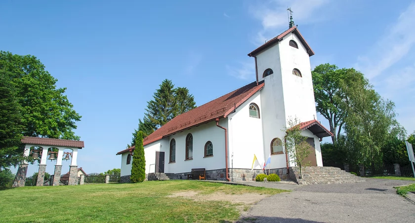 Posadzkę stanowiły kwadratowe cegły. W Dąbrówce była parafia