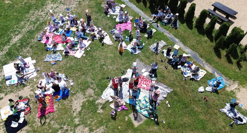 Piknik czytelniczy w Dąbrówce