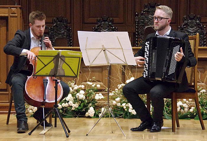 Dźwięki wiolonczeli i akordeonu