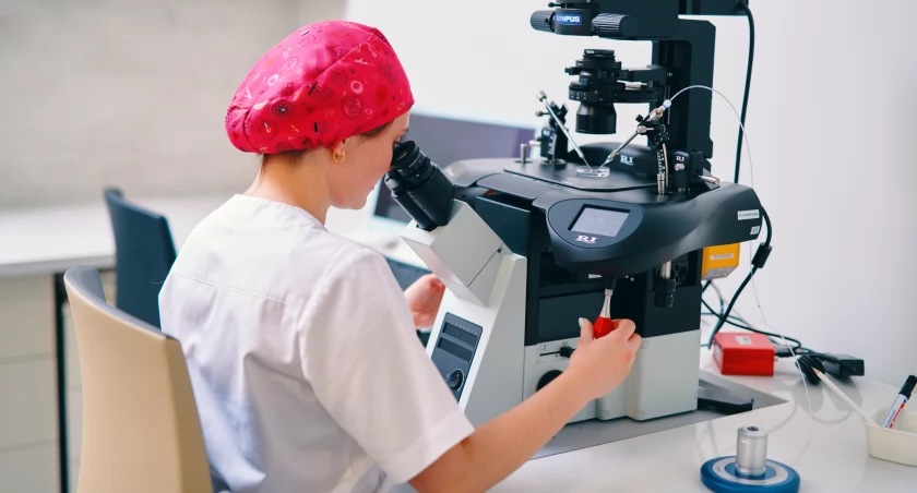 Pary zmagające się z niepłodnością mogą skorzystać z refundacji in vitro