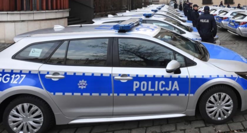 Policjanci potrzebują (sprawnych) radiowozów