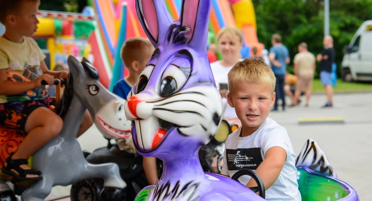 Przed starostwem Piknik Pokoleń – spotkanie po latach
