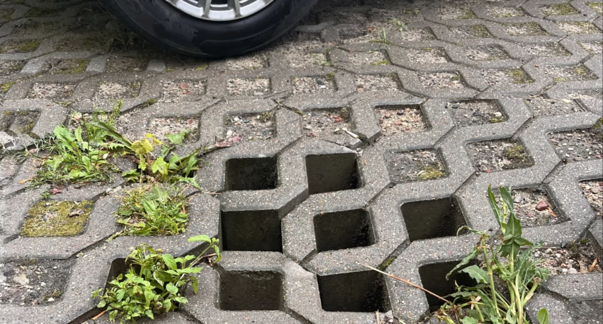 Metrowa dziura na Pochyłej. Nawierzchnia grozi zarwaniem