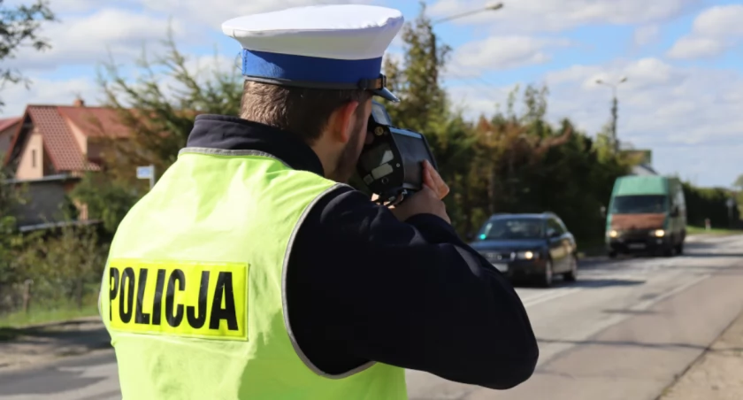 Pędzili ponad setką w obszarze zabudowanym. Stracili prawo jazdy