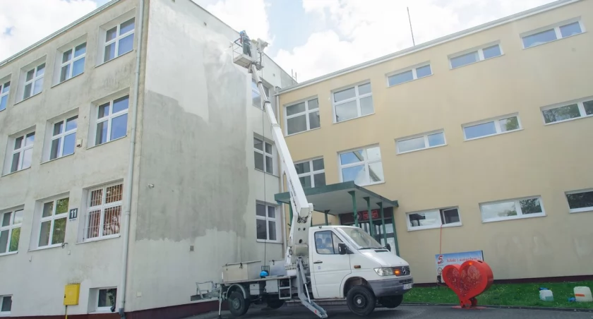 Wielkie mycie ścian w bytowskiej „piątce