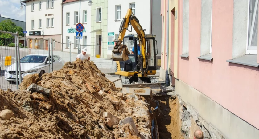 Głębokie wykopy na Młyńskiej. Kładą drenarkę