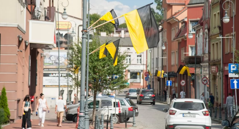 Bytów przyozdobiony czarno-złotymi flagami