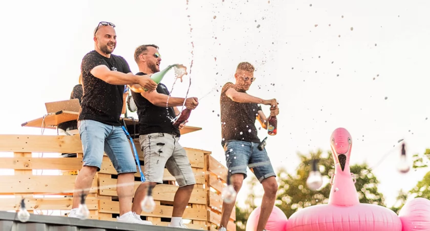 Podróż po Polsce spuentowali dyskoteką na plaży