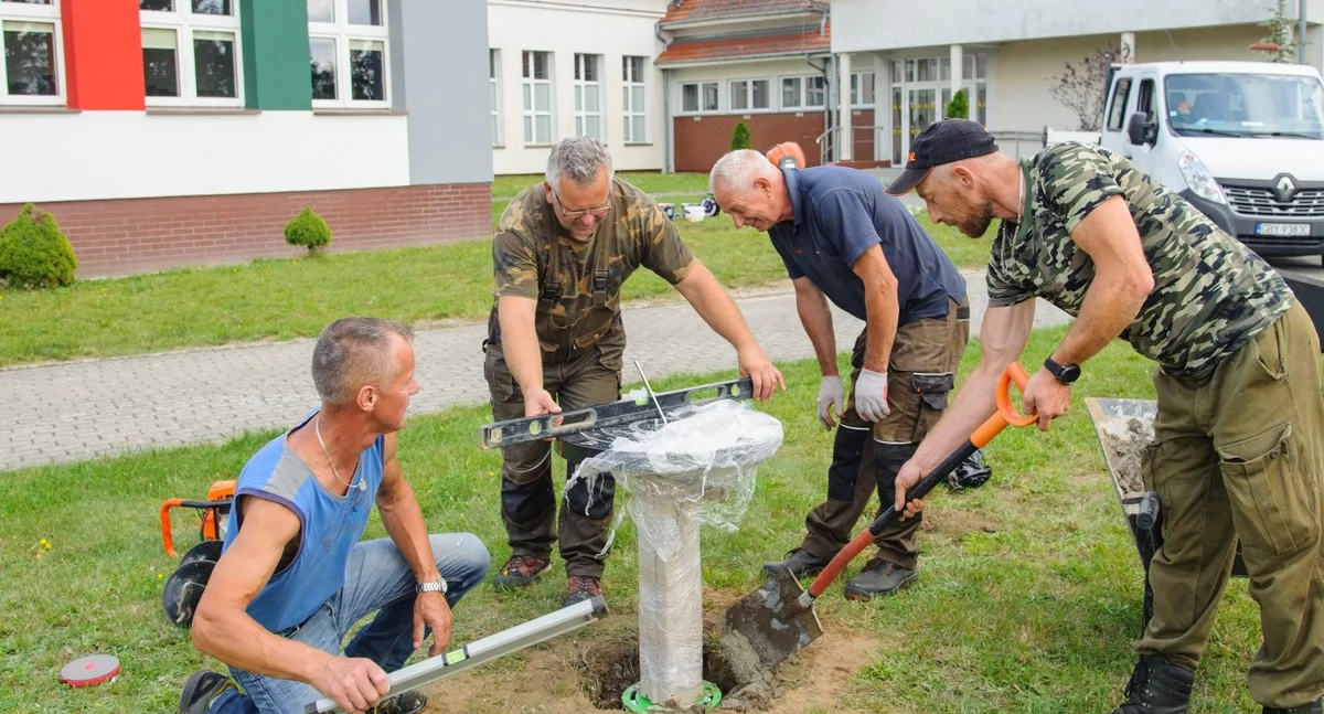 Naukowy plac zabaw przed szkołą
