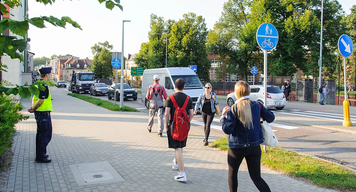 Policjanci podeszli pod szkoły