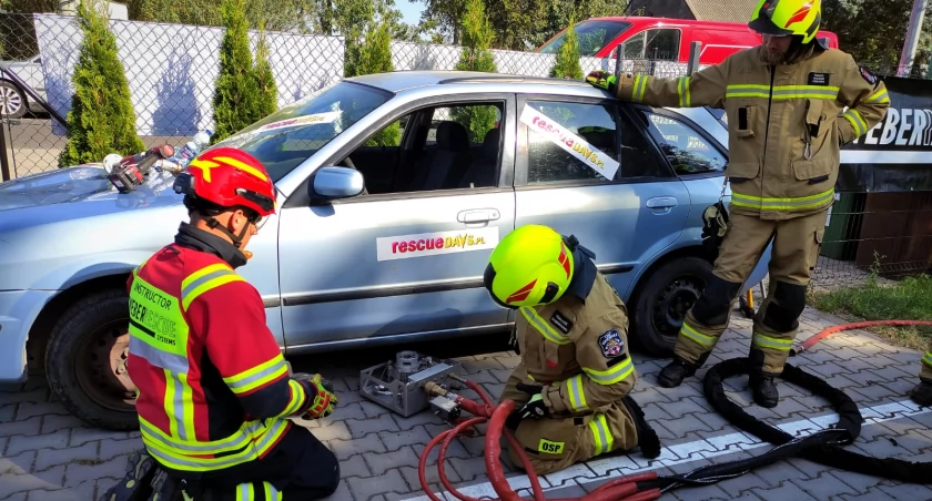Druhowie z OSP Tuchomie uczyli się, jak sprawnie ratować ludzi w elektrykach