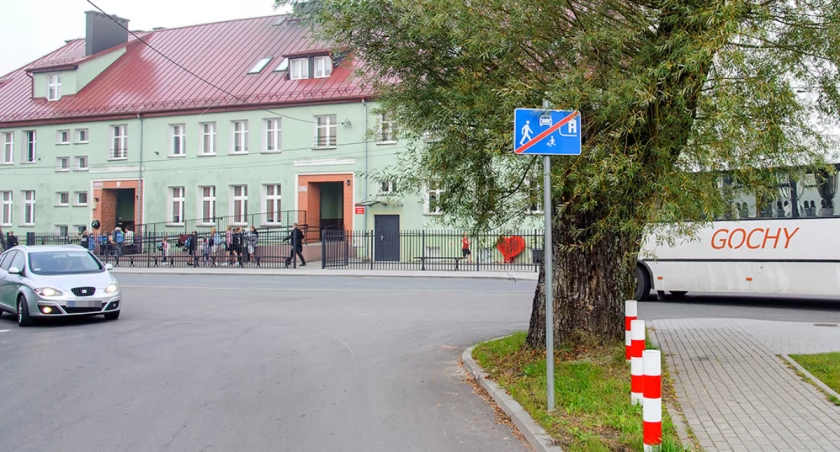 Przy szkole w Borzytuchomiu brakuje znaku? Niekoniecznie