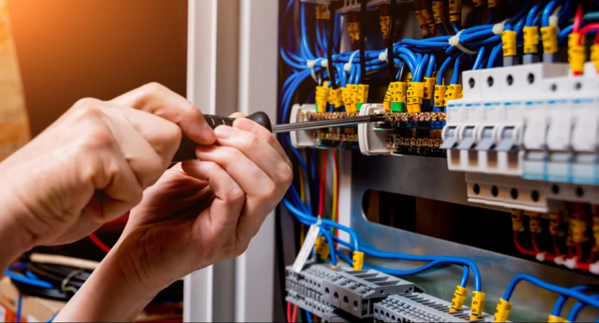 Dekarz, elektryk, mechatronik - zawód z przyszłością, który zdobędziesz dzięki szkole branżowej