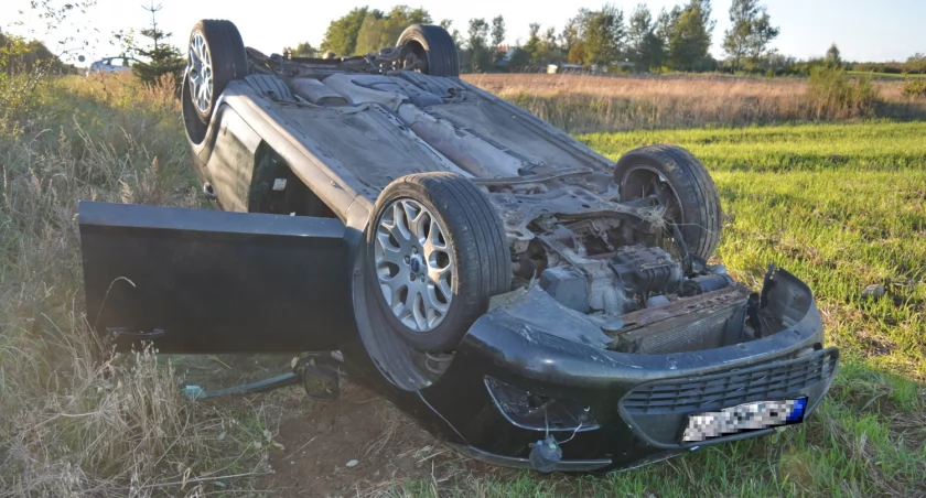Dachowanie po pijaku. Kierowca miał prawie 3 promile