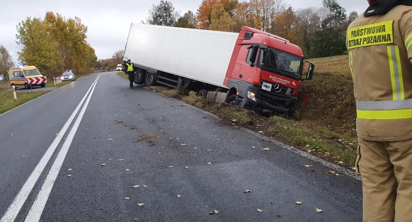 Kolizja na DK 20. Ciężarówka w rowie