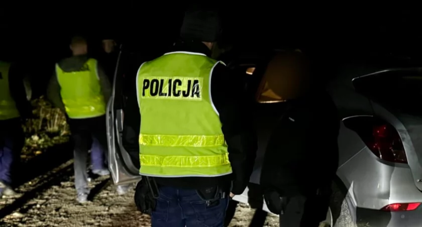 Atak nożownika na policjanta. Został złapany podczas obławy