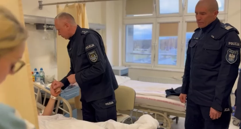 Przełożeni i koledzy z odwiedzinami u rannego policjanta