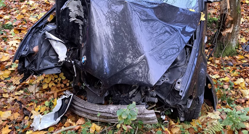 BMW w rowie. Pasażerka trafiła do szpitala