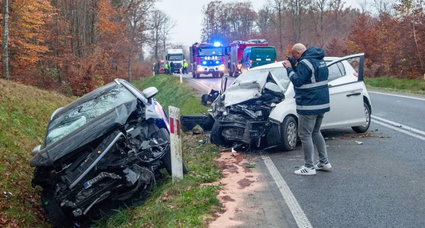 Znów Świerkówko... Czołowe zderzenie dwóch samochodów