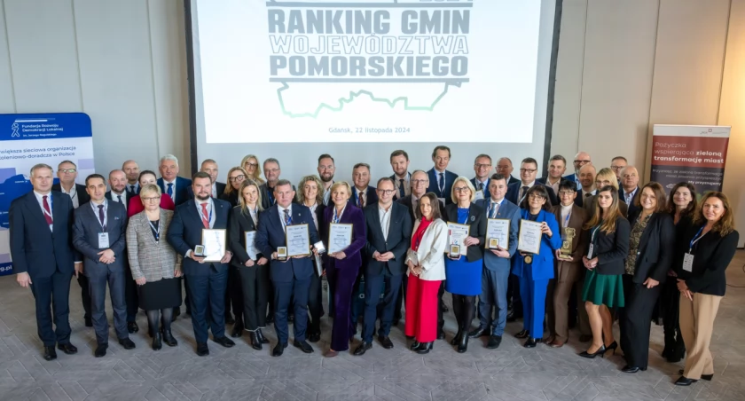 Tuchomie wyróżnione w powiecie, Bytów w wojewódzkiej czołówce