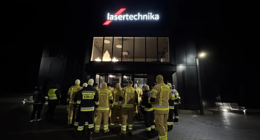 Symulowany pożar i akcja strażaków w nowym budynku Lasertechniki