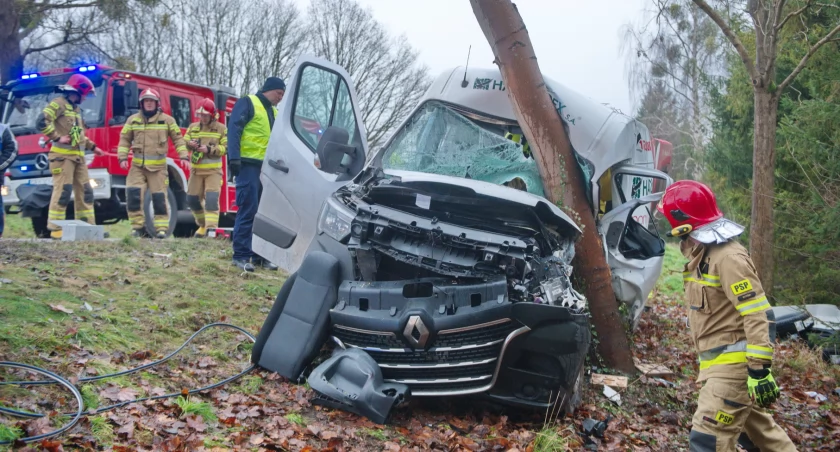 W Tuchomiu bus uderzył w drzewo. Droga zablokowana